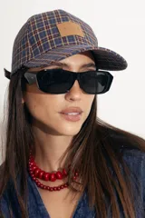 Lentes de sol con armazón rectangular de carey oscuro y cristales degradados. Cuentan con protección UV400 y están fabricados en policarbonato.