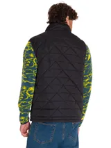 Chaleco acolchado negro con diseño de rombos, cierre frontal completo y logo de la marca Caterpillar en el pecho. Cuenta con bolsillos laterales y es resistente al agua y al viento.