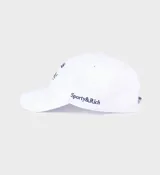 Gorro blanco de algodón con visera, con bordado frontal de la frase "Health is Wealth" en azul y rojo.