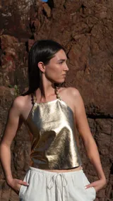 Top color champagne de cuero con apliques de guampa y espalda para atar.