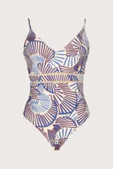 Traje de baño entero con estampado de abanicos en tonos azul y marrón, con breteles finos y escote en V. Presenta una banda de crochet en la cintura.