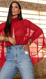 Blusa color bordó con cuello alto, corte crop y mangas amplias con volados.