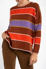 Sweater de punto con diseño de rayas horizontales en tonos marrón, naranja, violeta y rosa. Presenta cuello redondo, mangas largas con puños acanalados y un corte holgado con aberturas laterales en el ruedo.
