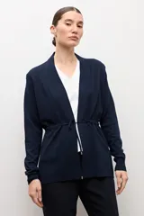 Ruana básica de tejido azul marino con cuello en V, cordón ajustable en la cintura y bolsillos frontales.
