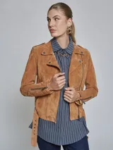 Campera biker color marrón de gamuza con cierre cruzado y cinturón ajustable.