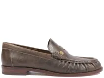 Mocasín de cuero marrón con diseño clásico, detalle de antifaz en el empeine y costuras visibles en la puntera.