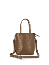 Cartera tipo bolso de mano color marrón con textura efecto cocodrilo. Cuenta con doble asa superior, correa ajustable y desmontable, cierre principal con cremallera y un llavero decorativo con el logo de la marca.