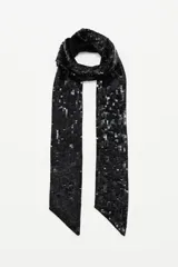 Pashmina estrecha de color negro, completamente cubierta de lentejuelas brillantes.