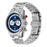 Reloj cronógrafo Emporio Armani modelo Racer con caja y pulsera de acero inoxidable plateado. Presenta una esfera azul con subesferas plateadas, función de fecha y bisel con escala taquimétrica.