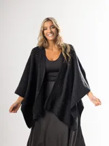 Ruana color beige de tejido liviano con destellos de mini lentejuelas.