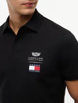 Chomba de algodón elástico con cuello polo y cartera de tres botones. Presenta un diseño de corte regular con cuello y puños de punto canalé, destacando por el logo colaborativo de Tommy Hilfiger y Cadillac Formula 1 en el pecho.