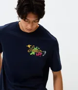 Remera de algodón color azul marino con cuello redondo y mangas cortas. Presenta un diseño estampado en la espalda con personajes de Bob Esponja y Patricio Estrella en estilo artístico colorido.