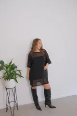 Remerón de tul color beige, con cuello redondo y mangas cortas.