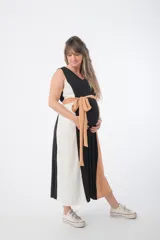 Vestido largo de corte imperio, con paneles verticales en color negro, blanco y ocre. Incluye lazo de tela ocre para ajustar debajo del busto.