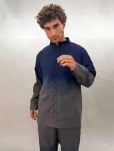 Camisa de lana color gris con cuello mao, corte recto y mangas largas con detalle texturizado. Presenta cierre invisible en el escote superior y tajos laterales.