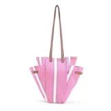Bolsa matera tejida en tela plástica con diseño de rayas verticales multicolores. Cuenta con bolsillos laterales extensibles mediante presillas con broches metálicos y doble correa de cuero sintético color suela.