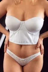 Corset corto blanco con copa, relleno interior y aro. Breteles desmontables regulables y ganchos dobles reforzados en la espalda.