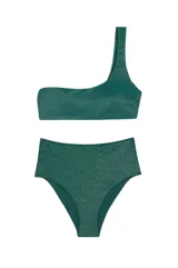 Bikini de tejido con acabado brillante color verde, compuesto por un top estilo bandeau con un solo tirante y una bombacha de tiro alto.