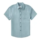 Camisa celeste de manga corta, con cuello clásico, cierre frontal con botones y bolsillo en el pecho.