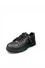Zapatos marrones estilo casual de cuero sintético, con cordones, suela gruesa texturizada y detalle de cierre lateral decorativo.
