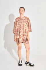 Sweater tipo remerón oversize con proceso artesanal batik en tonos marrones y amarillos.