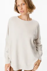 Sweater de punto fino color azul, con silueta holgada, cuello a la base y mangas tipo murciélago.