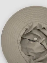 Gorro tipo bucket gris con banda decorativa y texto bordado.