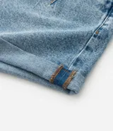Short mom de jean color celeste con tiro alto, trabillas en la cintura y dobladillo revuelto en las piernas.