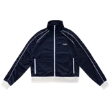 Campera azul marino de tela deportiva satinada, con calce al cuerpo, cuello alto, bolsillos con cierre, cordones en mangas y puños color crema en contraste.