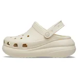 Zuecos Crocs Classic Crush Clog en color beige con plataforma alta, perforaciones superiores para ventilación y personalización, y tira trasera pivotante.