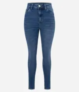 Pantalón skinny de tiro alto confeccionado en denim de algodón con elastano. Presenta un lavado azul clásico, cierre frontal con cremallera y botón, trabillas para cinturón y bolsillos funcionales.