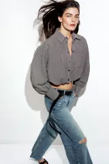 Camisa corta de manga larga con cuello solapa, confeccionada en tela con estampado de cuadros vichy en color bordó y blanco. Presenta un bolsillo delantero de plastrón, cierre frontal con botones y bajo abullonado con elástico interior.