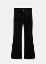 Jeans negros de corte flare, tiro medio y diseño clásico con bolsillos.
