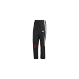 Pantalón deportivo Adidas Teamgeist Adicolor Trackpant de color negro con las icónicas tres tiras blancas a los lados y detalles curvos en color rojo a la altura de las rodillas. Cuenta con cintura elástica y el logo de la marca bordado en blanco.