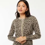 Cárdigan de punto fino color beige con estampado animal print, cuello redondo, cierre frontal con botones y mangas largas.