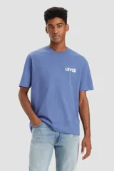 Remera azul con logo de Levi's estampado en el pecho.