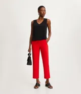 Pantalón zanahoria de sastrería, color rojo, con cintura alta, trabillas y botón contrastante.