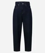 Pantalón de jean corte carrot, color azul oscuro, con cintura alta, cierre frontal con cremallera y botón, y bolsillos laterales.
