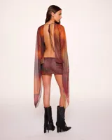 Minivestido cruzado con estampado animal print en tonos naranja, marrón y negro. Tiene escote en V pronunciado, mangas largas acampanadas y falda ajustada.