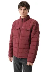 Campera puffer acolchada color bordó, con cierre frontal, cuello alto y dos bolsillos frontales con solapa y botón a presión.