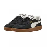 Championes Puma modelo Palermo Premium, color beige con detalles en tono crema y suela de goma color caramelo. Presentan el logo de la marca en dorado en el lateral y la lengüeta.