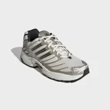 Championes Adidas Adistar Control 3 de diseño inspirado en los años 2000, con exterior de malla transpirable color blanco y detalles metalizados en tono plateado y gris.