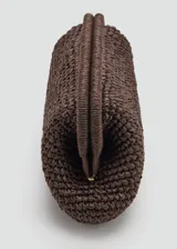 Bolso tipo clutch de mano confeccionado en tejido texturizado efecto rafia, color marrón, con estructura rígida y cierre superior de broche.