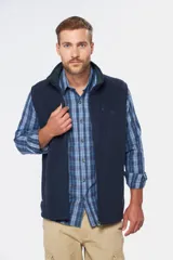 Chaleco deportivo rojo de polar con forro e interior en color azul combinado, cierre frontal y bolsillos delanteros con cierre metálico personalizado. Incluye dos bolsillos interiores con cierre y logo bordado en el pecho.