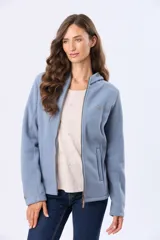 Campera polar de color lila, con capucha, cierre frontal completo y bolsillos laterales con cierre. Presenta detalles de terminación en cuero.