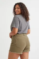 Short negro de tiro alto con diseño clásico, bolsillos y terminación desmechada en el ruedo.