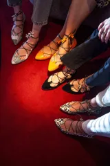 Bailarinas de terciopelo negro con ribete dorado y cordón negro. Interior de piel y suela de cuero. Cuentan con una cuña interna de 1,5 cm. Modelo exclusivo diseñado y fabricado en España.