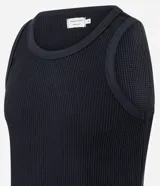 Musculosa de hombre color beige con textura acanalada, cuello redondo y corte regular.