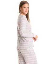 Conjunto de pijama compuesto por una remera de manga larga con escote redondo y cierre frontal de botones, y un pantalón con cintura elástica y lazo de ajuste. Presenta un estampado floral en tonos azules sobre fondo blanco.