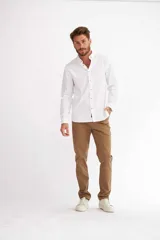 Pantalon de gabardina color tostado, de corte recto y estilo clásico con bolsillos laterales y traseros.